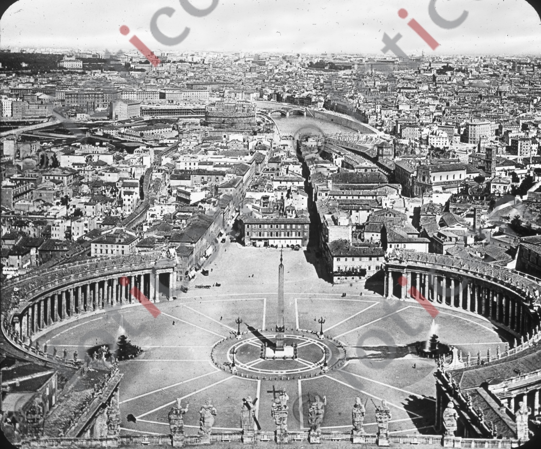 Blick über den Petersplatz auf Rom | Overlooking St. Peter&#039;s Square to Rome - Foto foticon-simon-150-012-sw.jpg | foticon.de - Bilddatenbank für Motive aus Geschichte und Kultur